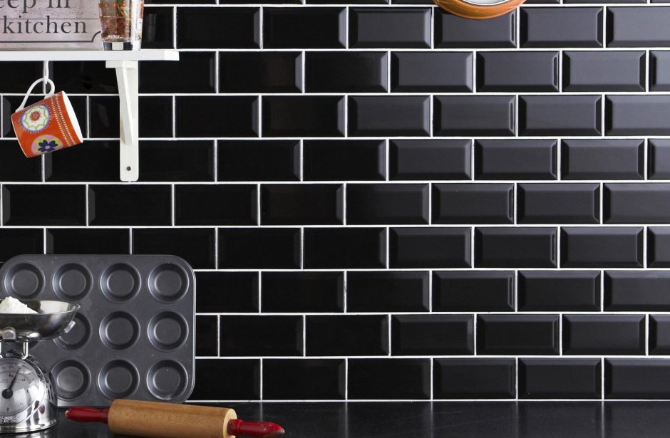 Черная плитка на фартук