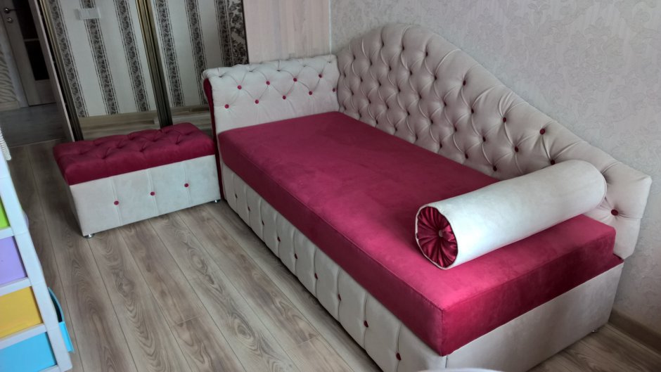 Диван кровать с каретной стяжкой