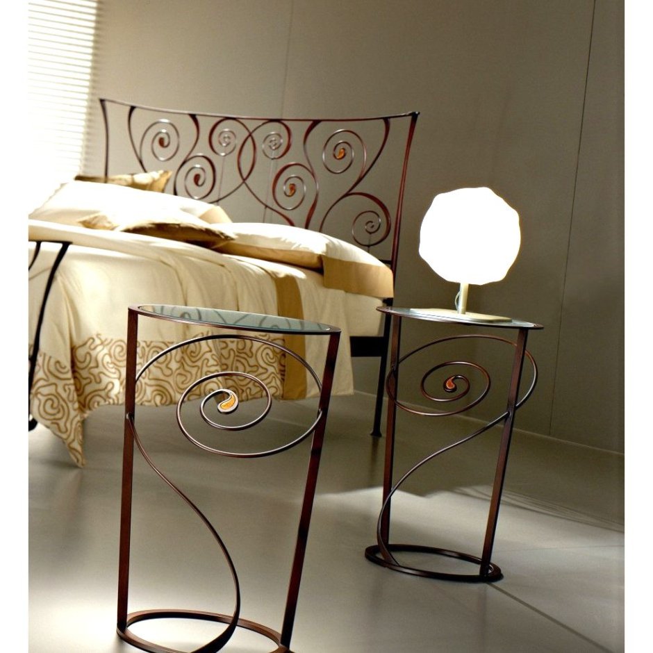 Прикроватные столики для спальни из металла