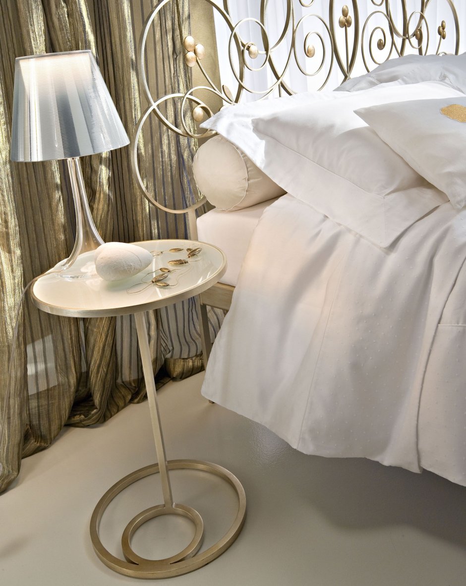 Прикроватный столик круглый для спальни