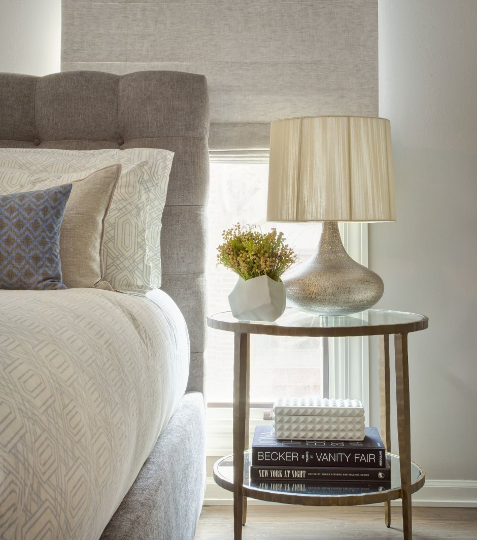 Прикроватный столик в интерьере