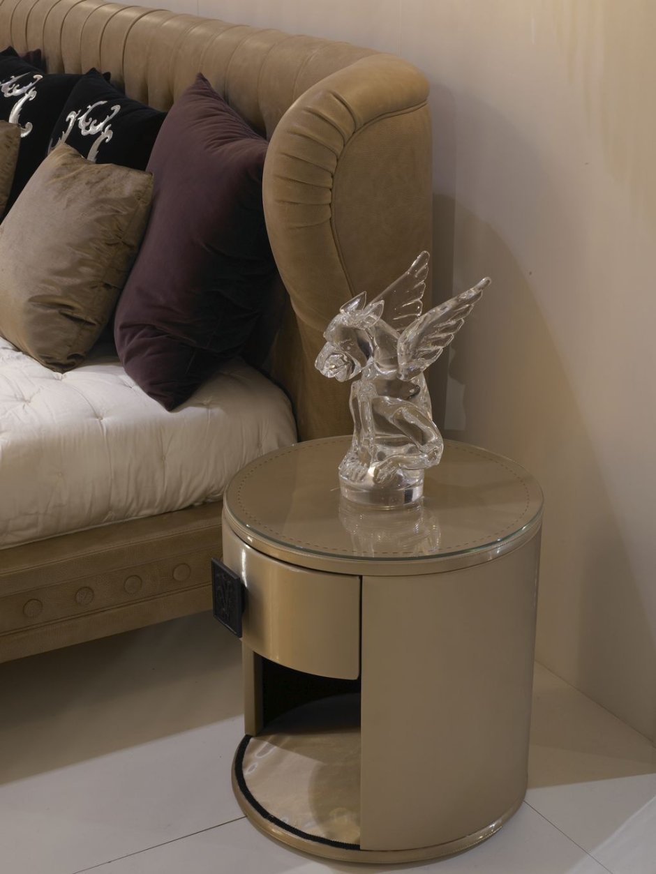 Круглая прикроватная тумба для спальни