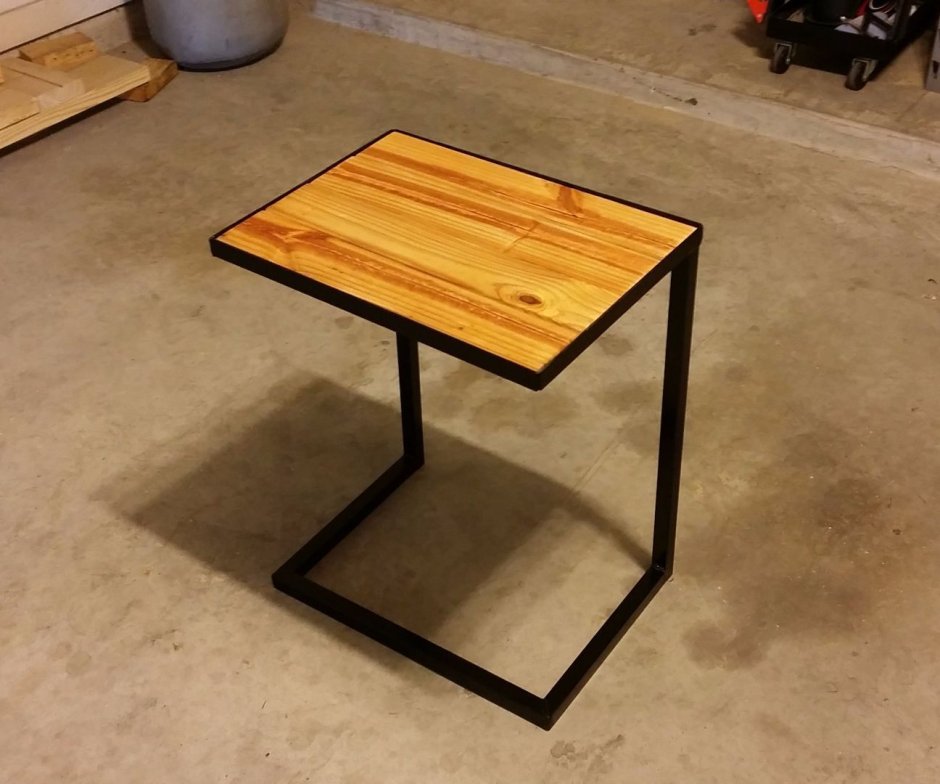 Прикроватный столик из профильной трубы