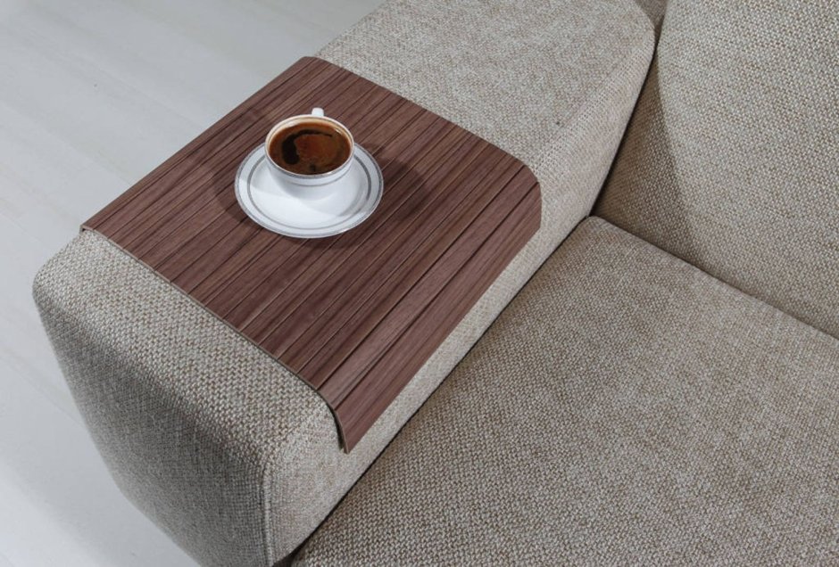 Диван с деревянными подлокотниками