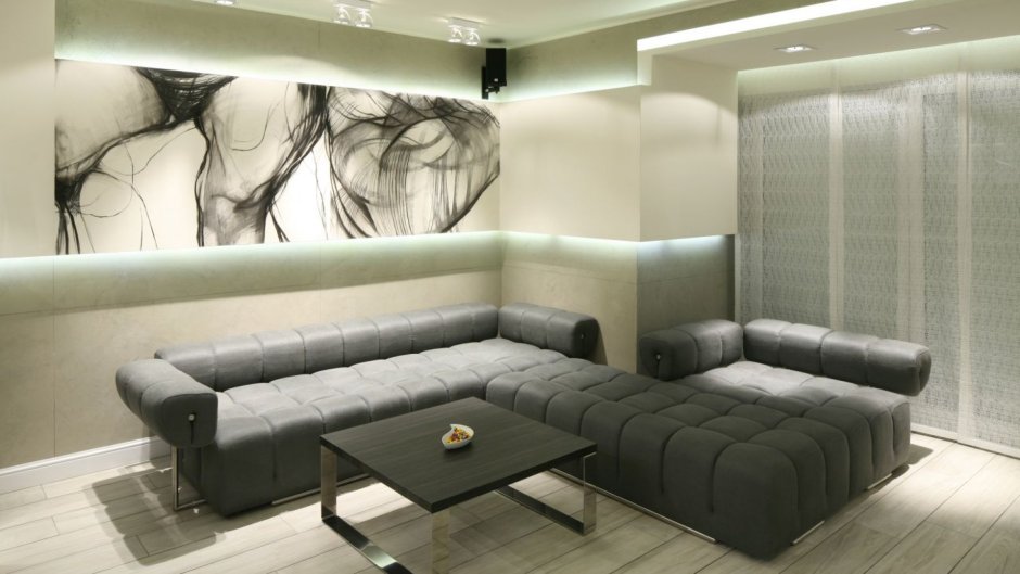 Декор стены в гостиной с угловым диваном