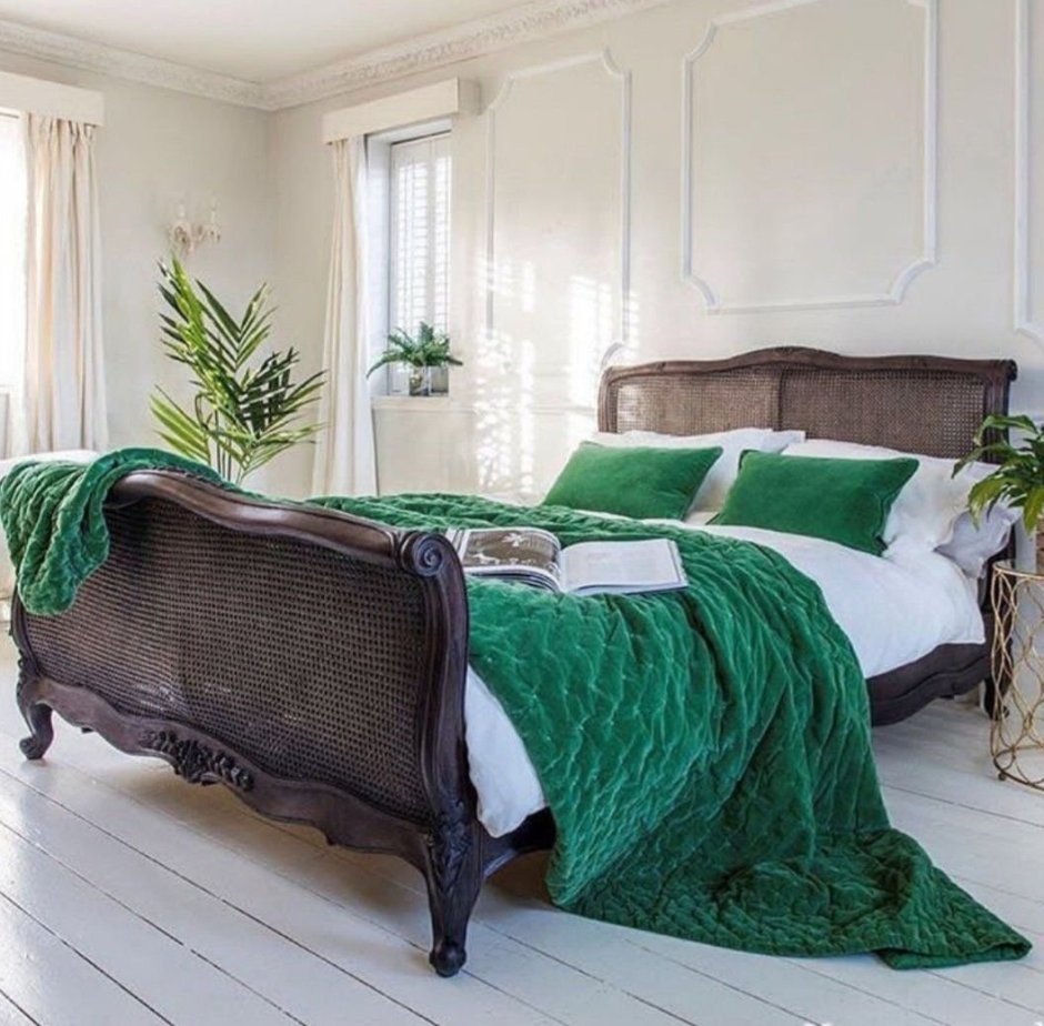 Спальня с изумрудными акцентами