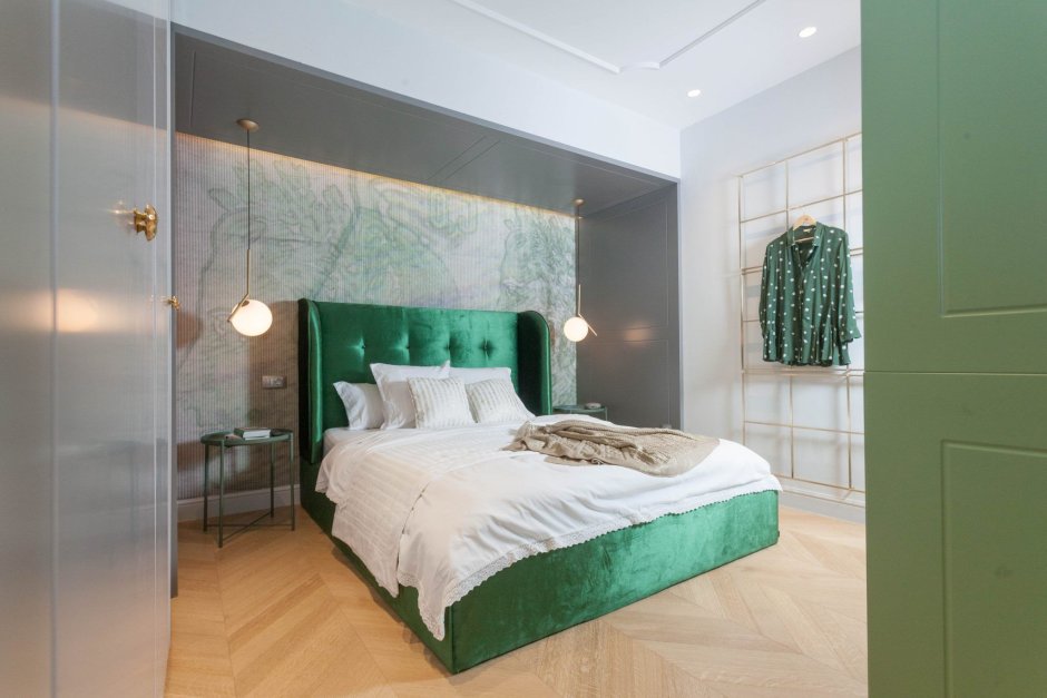 Спальня с изумрудными акцентами