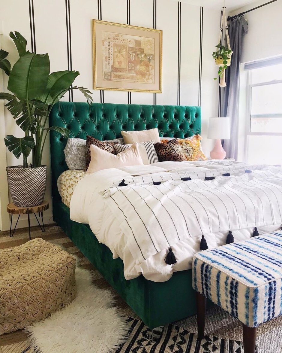 Кровать с изумрудным изголовьем