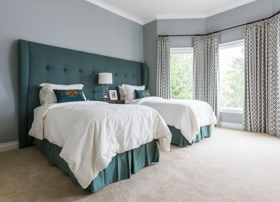 Спальня с изумрудной кроватью