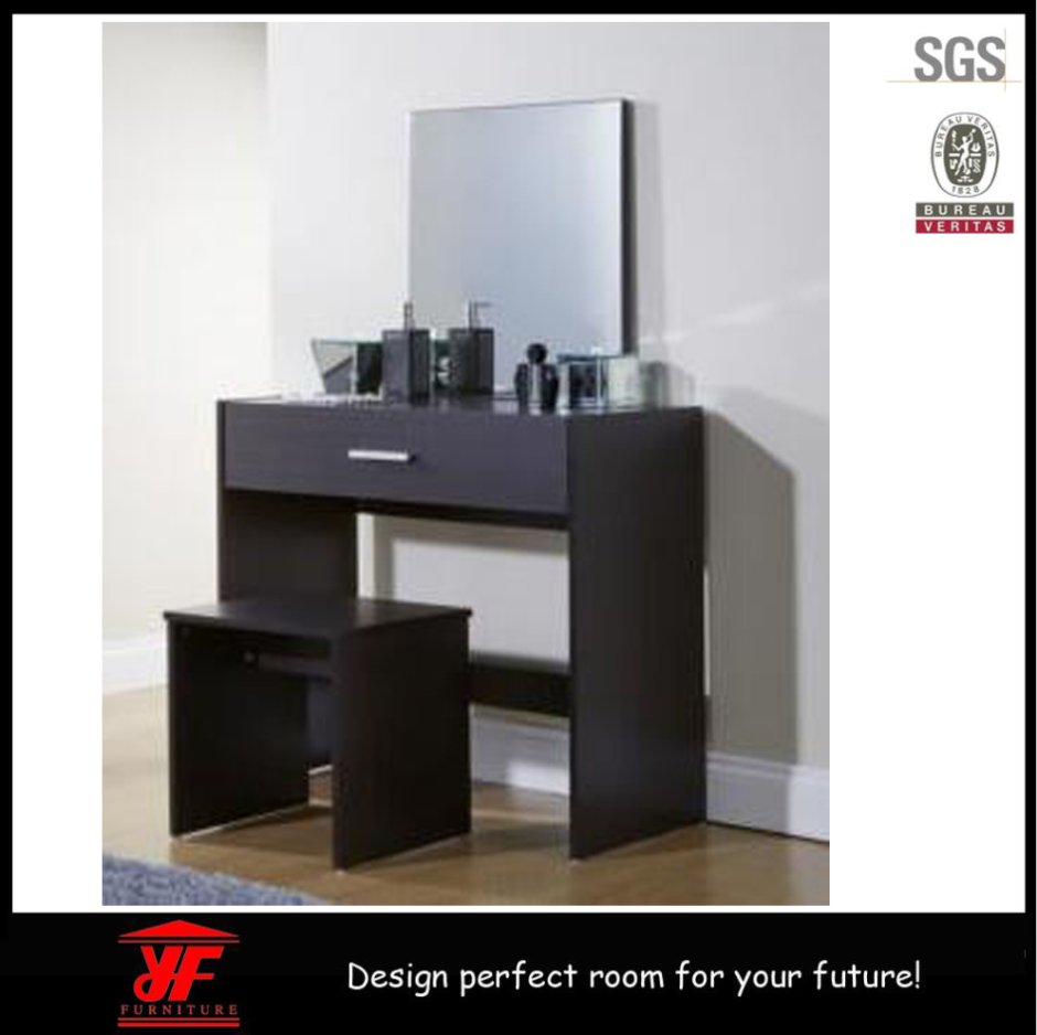 Туалетный столик с зеркалом хайтек