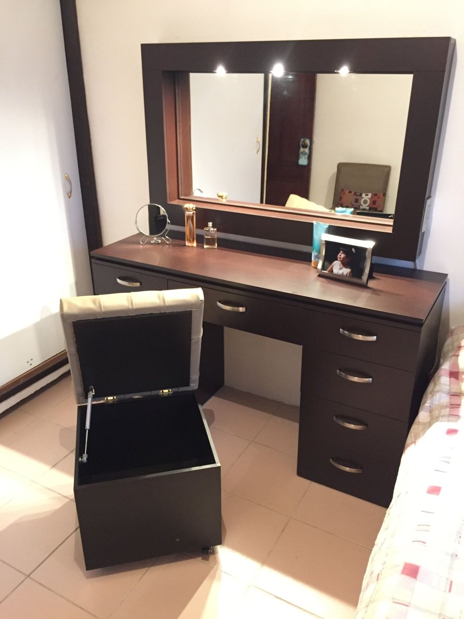 Туалетный столик с зеркалом коричневый