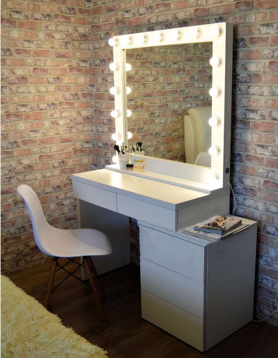 Туалетный столик с зеркалом