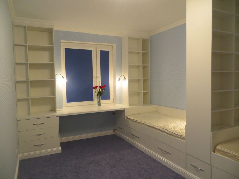 Кровать вдоль окна