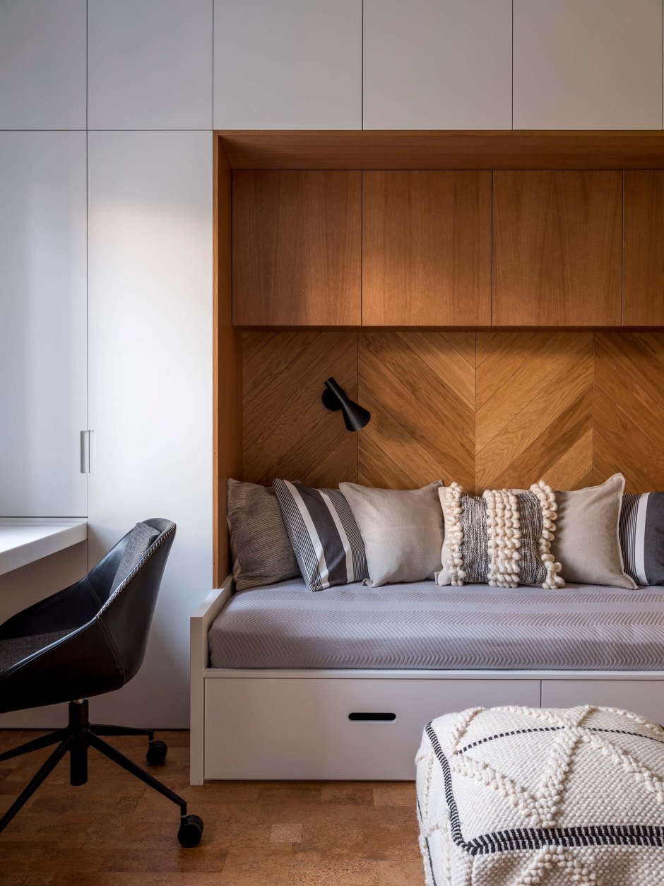 Шкаф над диваном