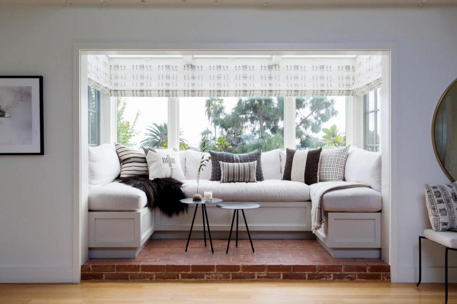 Диван у окна в интерьере