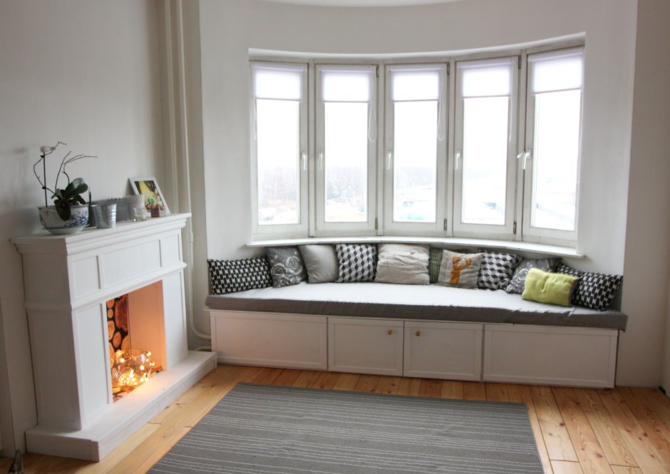 Диван в эркере гостиной