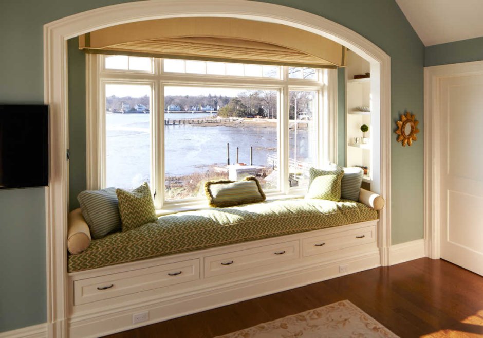 Кровать возле окна