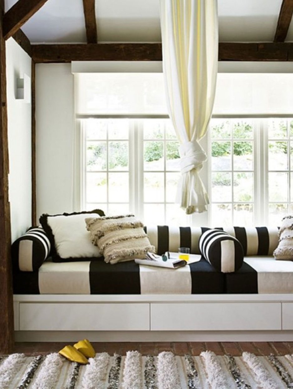 Диван у окна