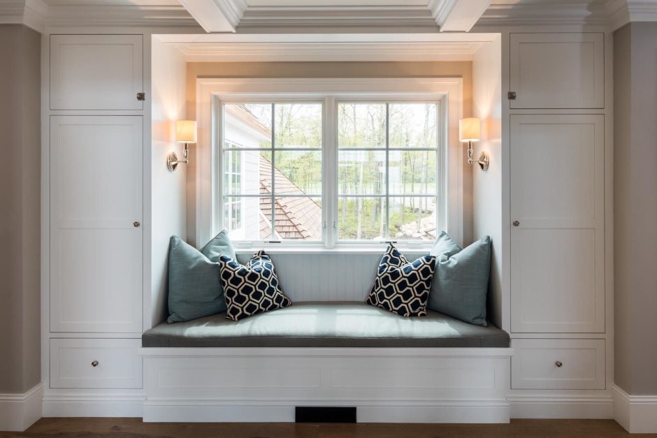 Шкафы у окна в интерьере