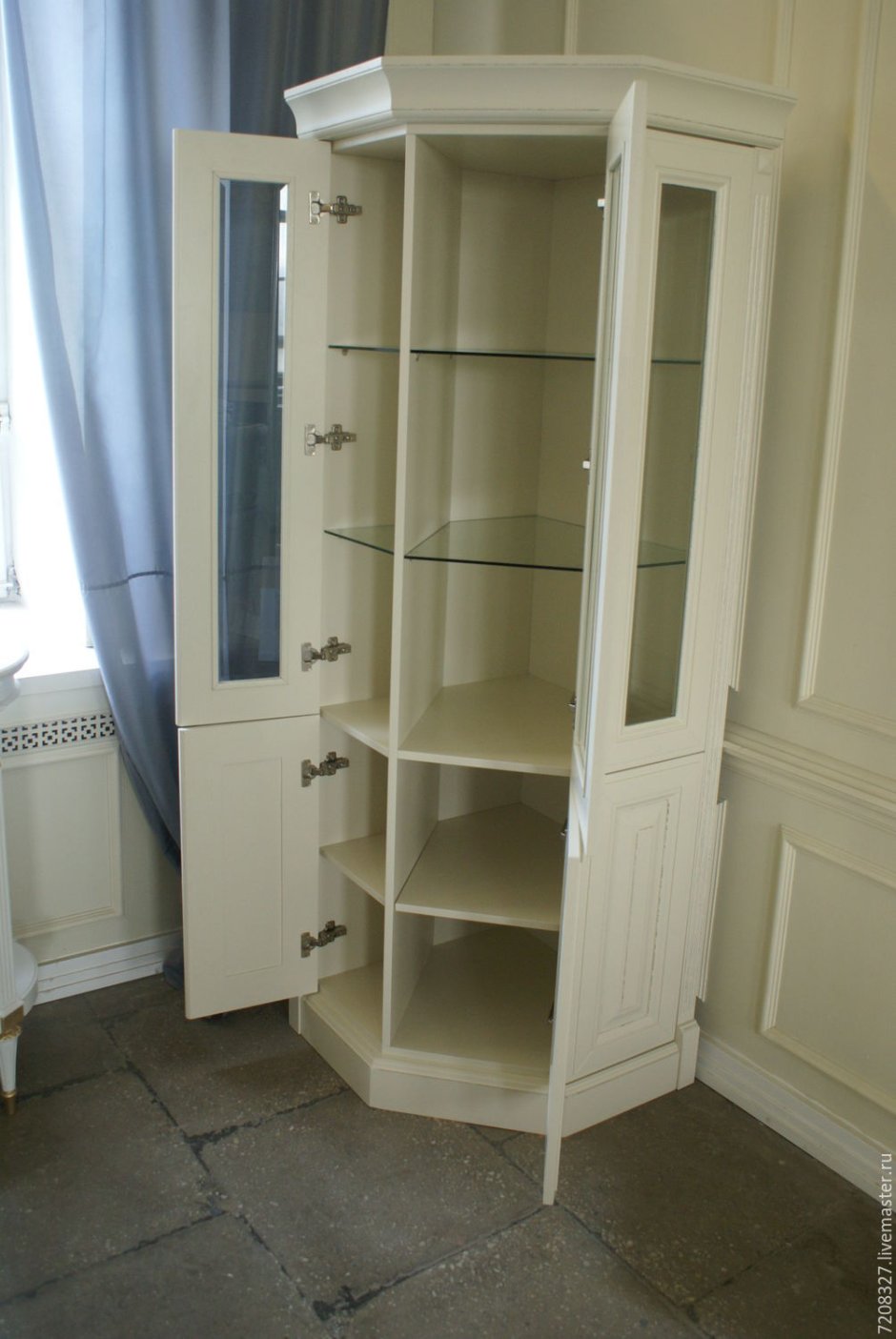 Угловой шкаф для посуды в гостиную