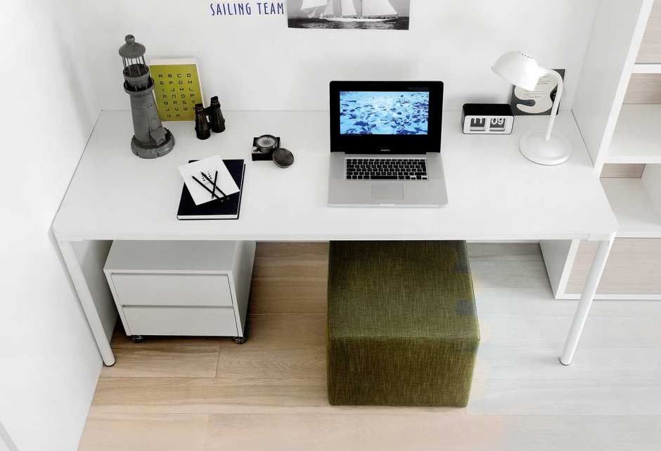 Столы в комнату в современном стиле