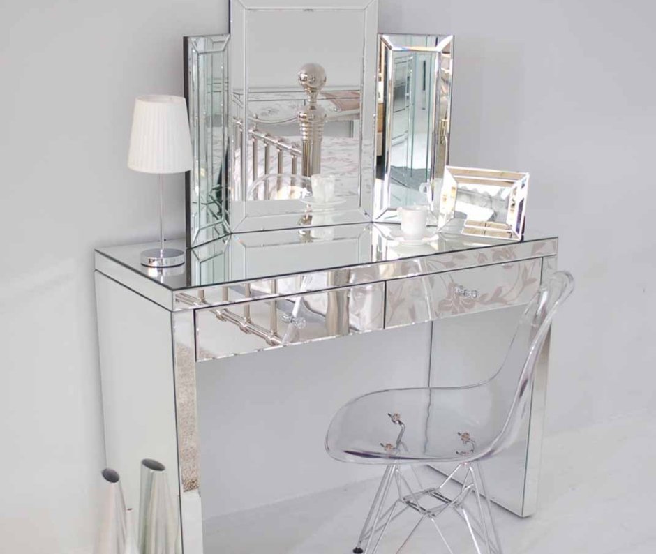 Туалетный столик с зеркалом