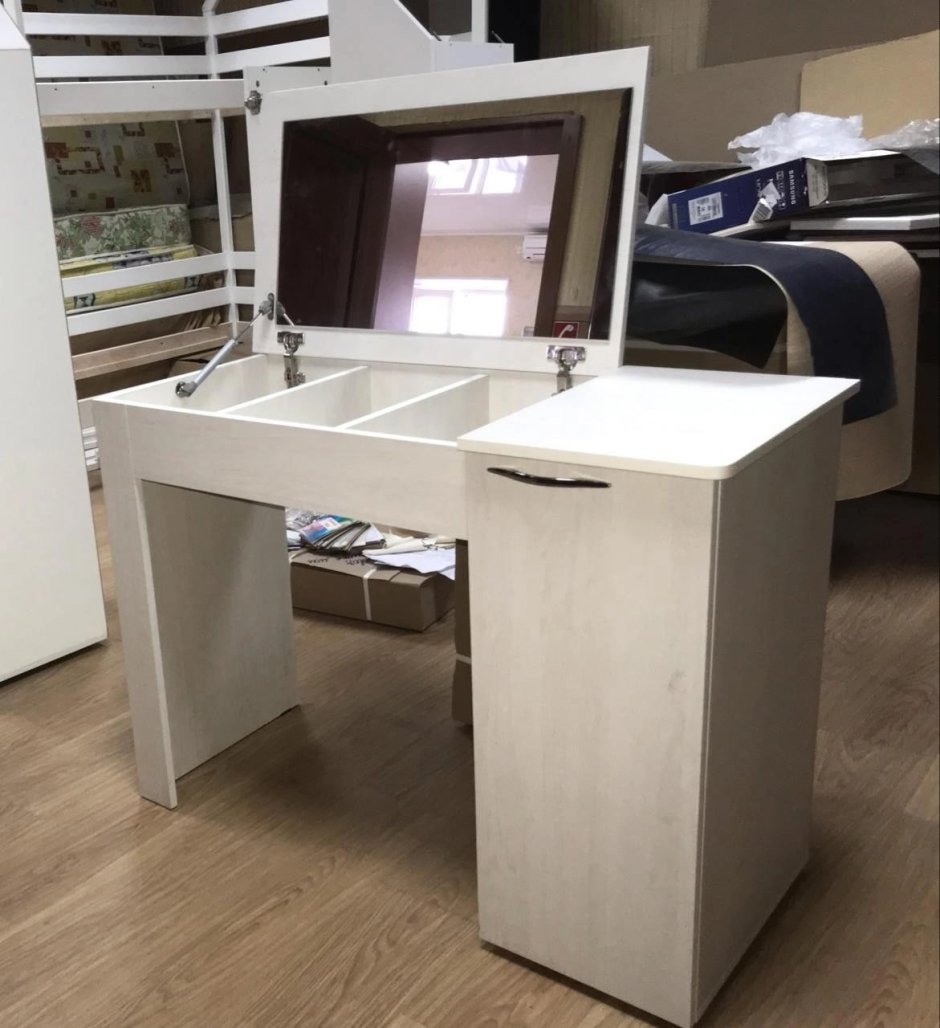 Стол с откидным зеркалом