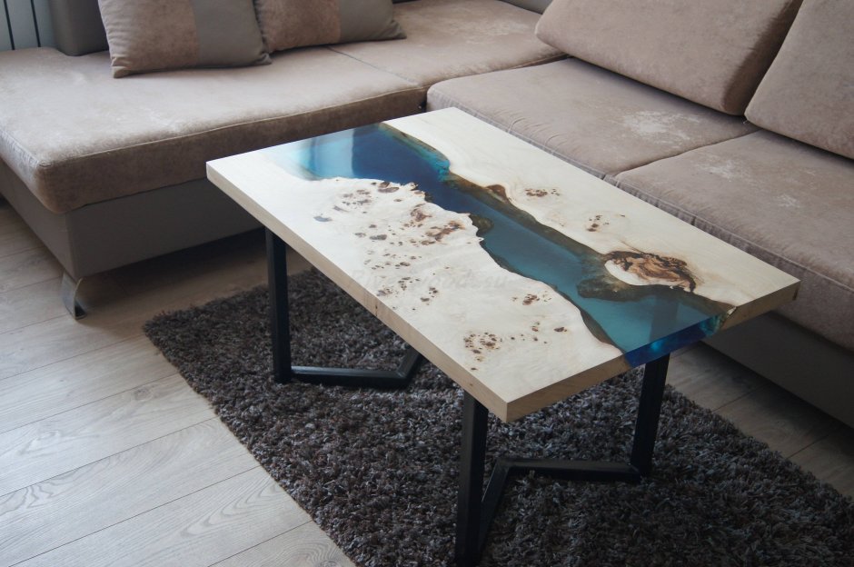 Стол слэб с белой эпоксидной смолой