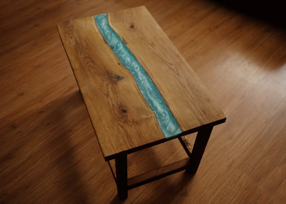 Журнальный столик из дуба и эпоксидной смолы