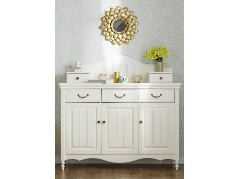 Комод в интерьере спальни