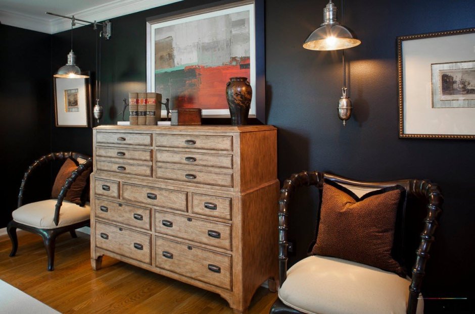 Старинный комод в современном интерьере