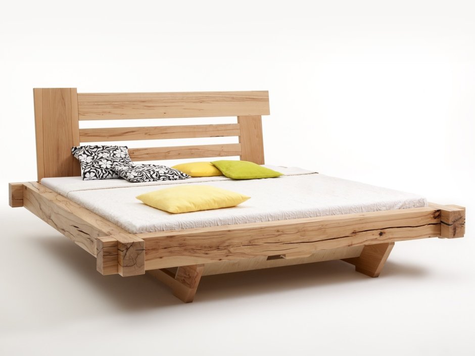 Старый деревянный диван