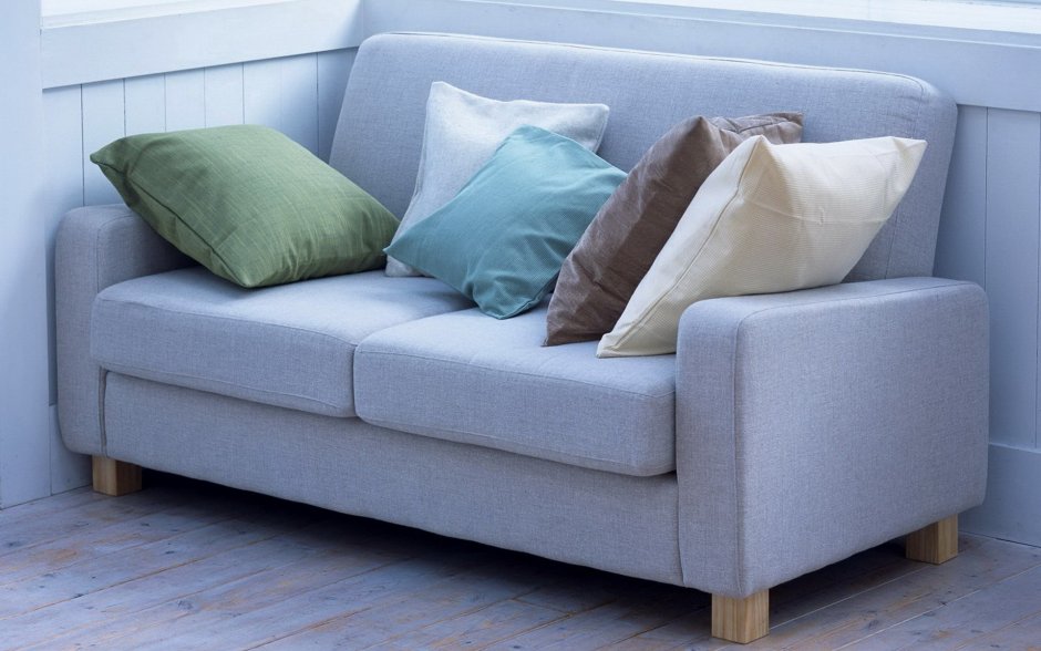 Диван с подушками вместо спинки