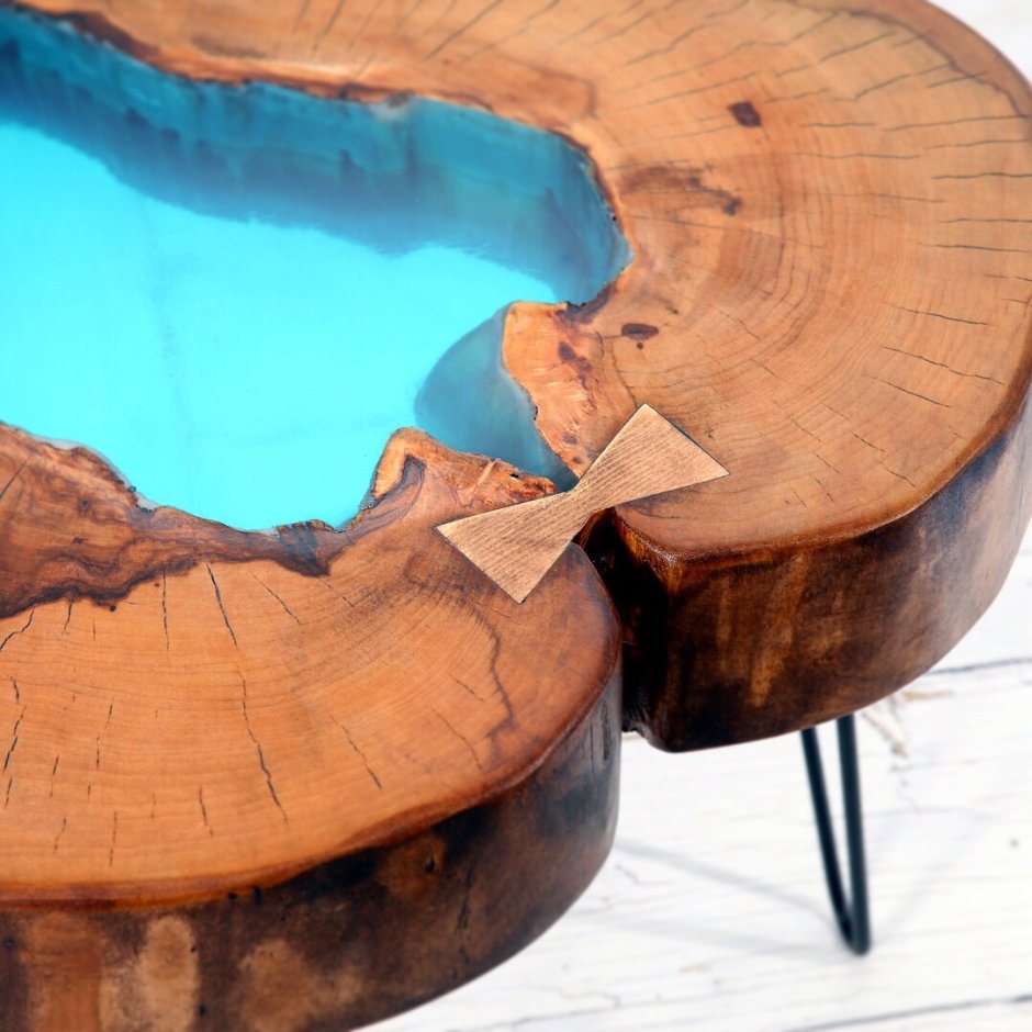 Столик из спила дерева и эпоксидной смолы