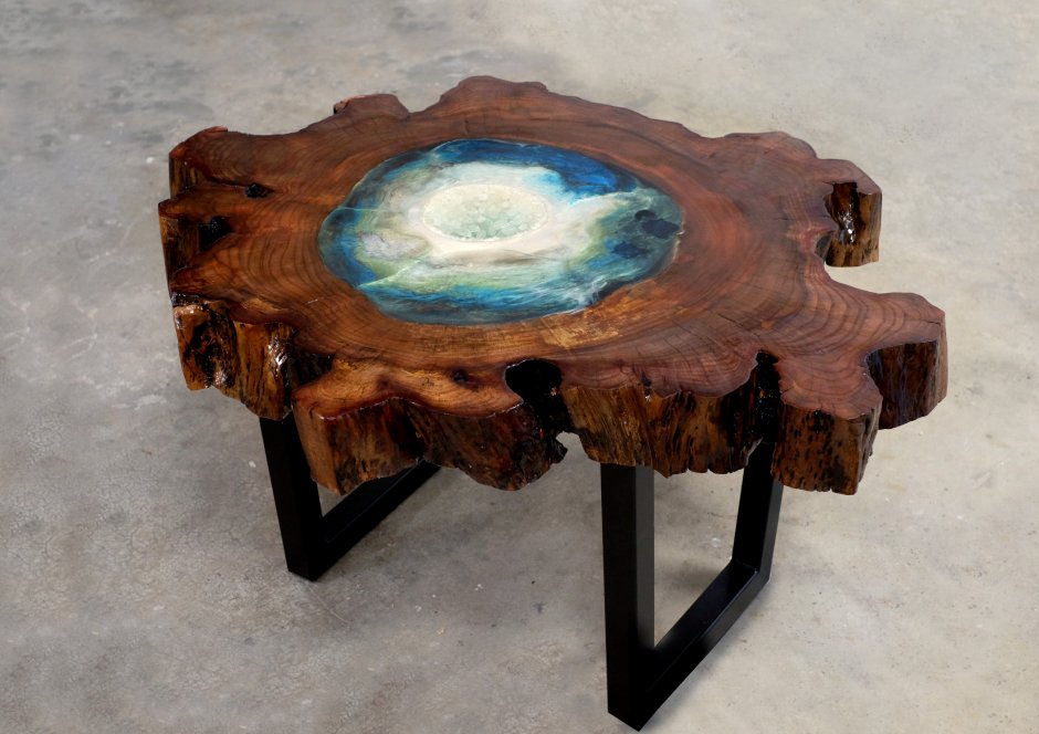 Стол с эпоксидной смолой и деревом
