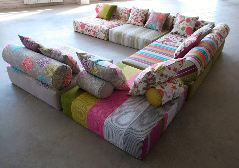 Разноцветный диван