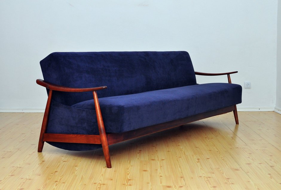 Советские диваны с деревянными подлокотниками