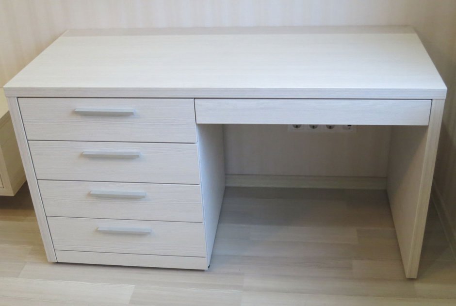 Письменный стол ЛДСП Эггер