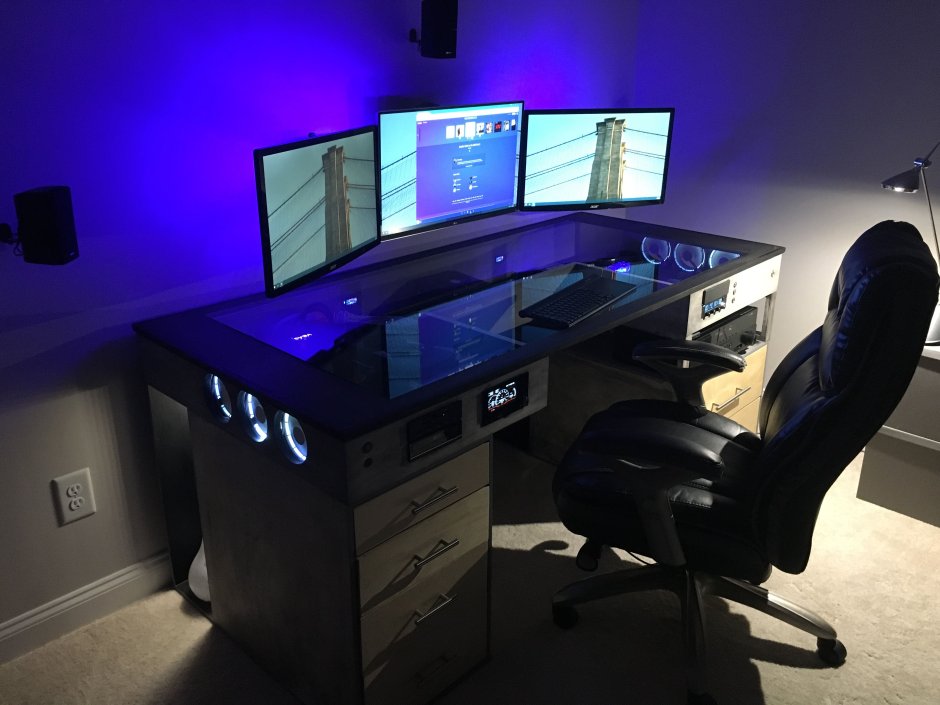 Компьютерный стол рейзер