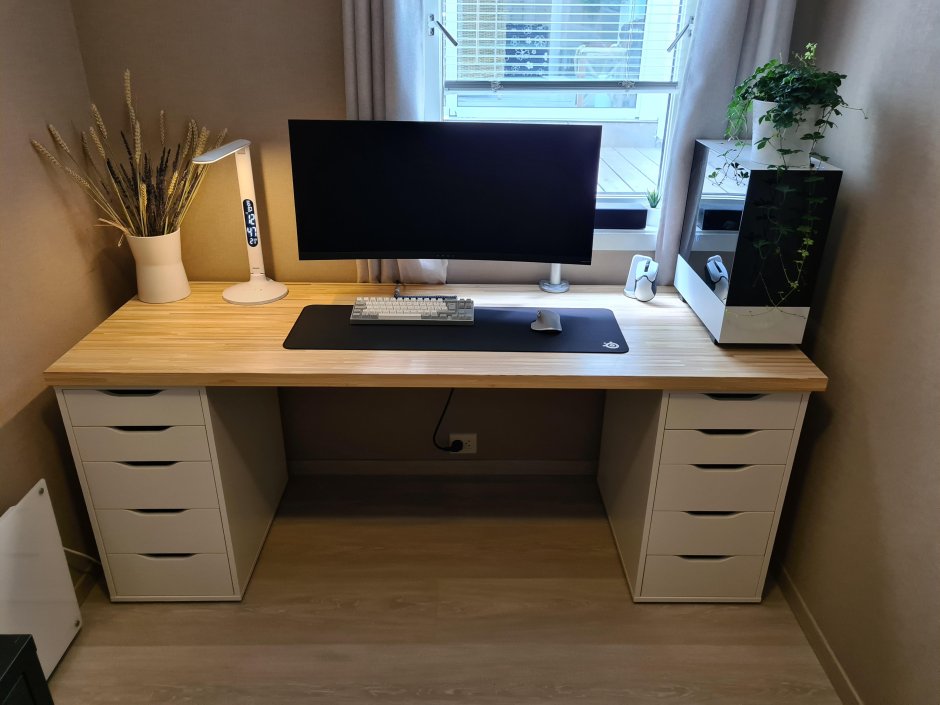 Компьютер встроенный в стол