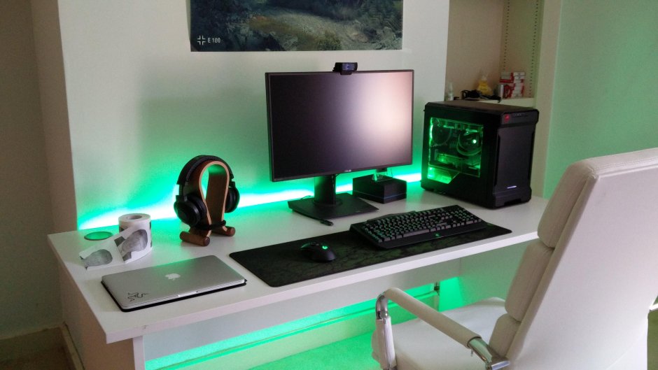 Компьютерный стол с компьютером внутри