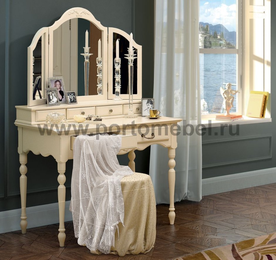 Будуарный столик Tomas White