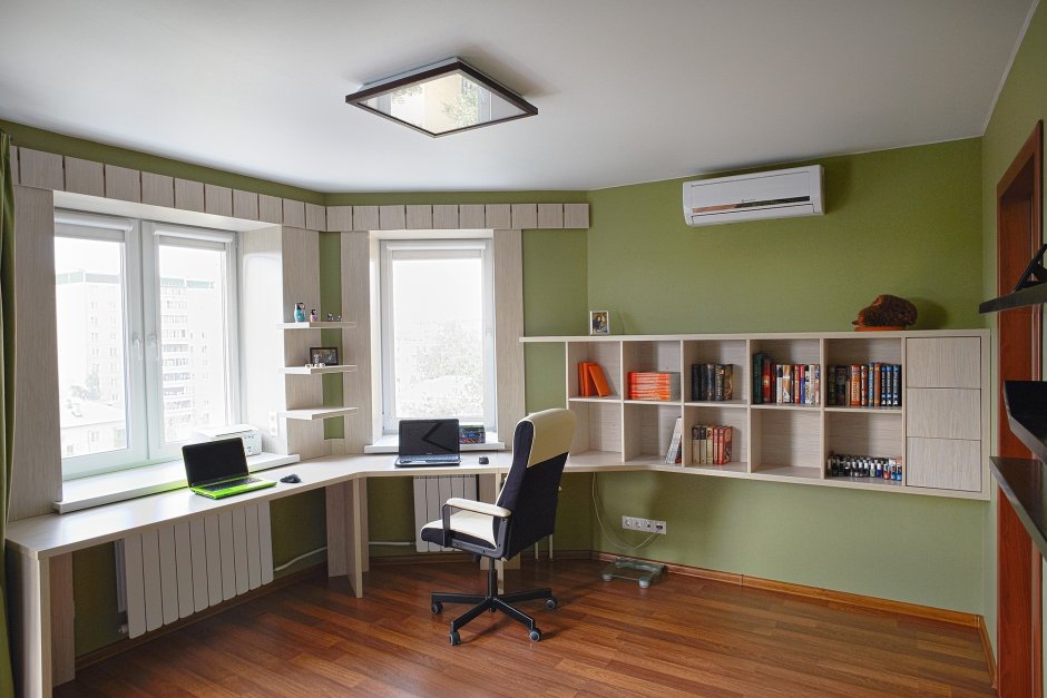 Письменный стол вдоль окна