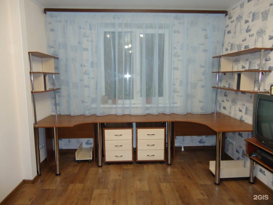 Угловой письменный стол вдоль окна