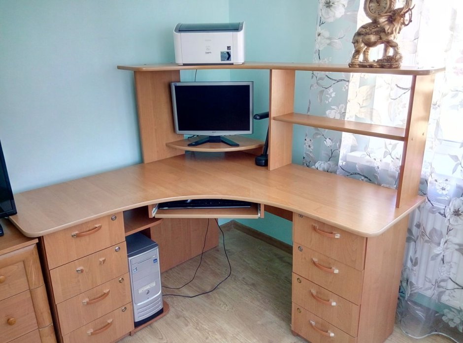 Угловой компьютерный стол с полками
