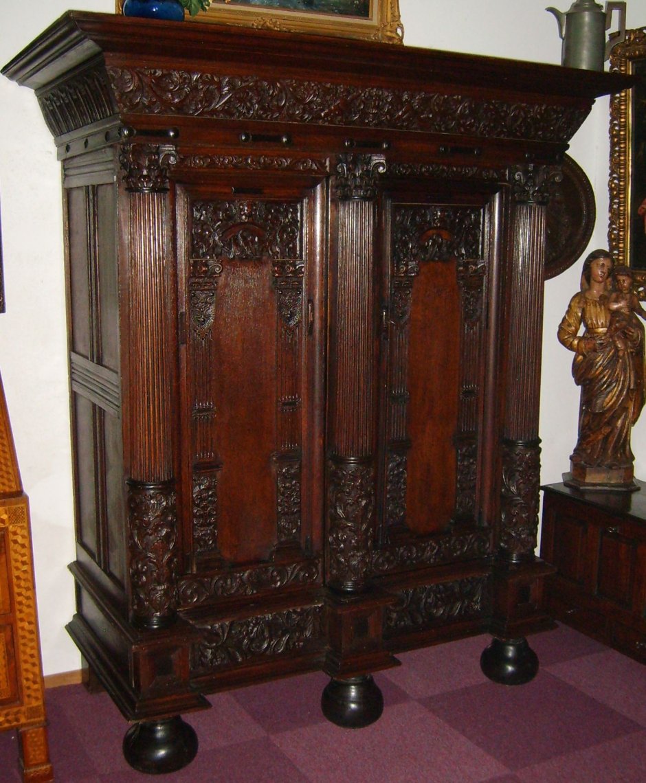 Старинный шифоньер