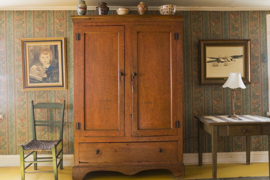 Старый шкаф