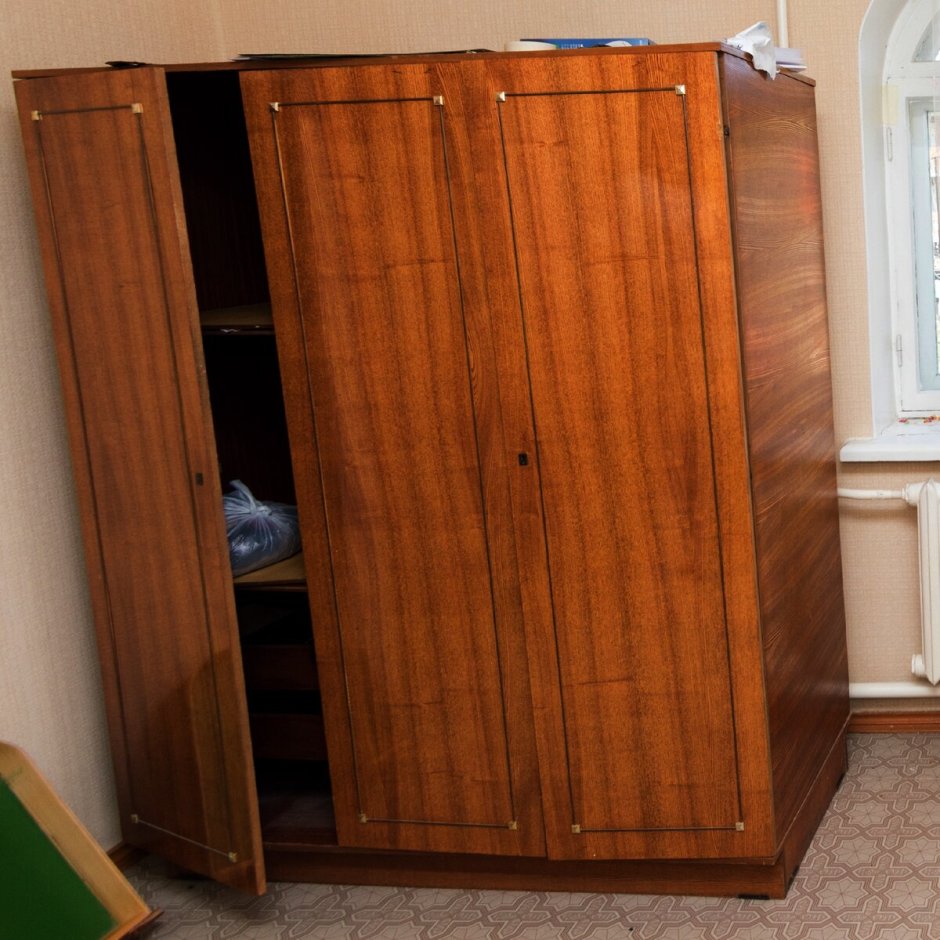 Антикварный шкаф в интерьере