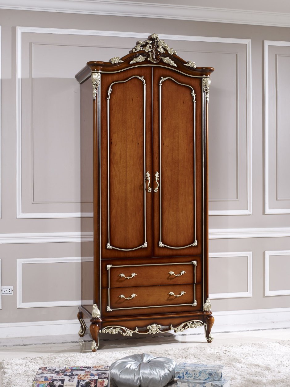 Старинный шкаф