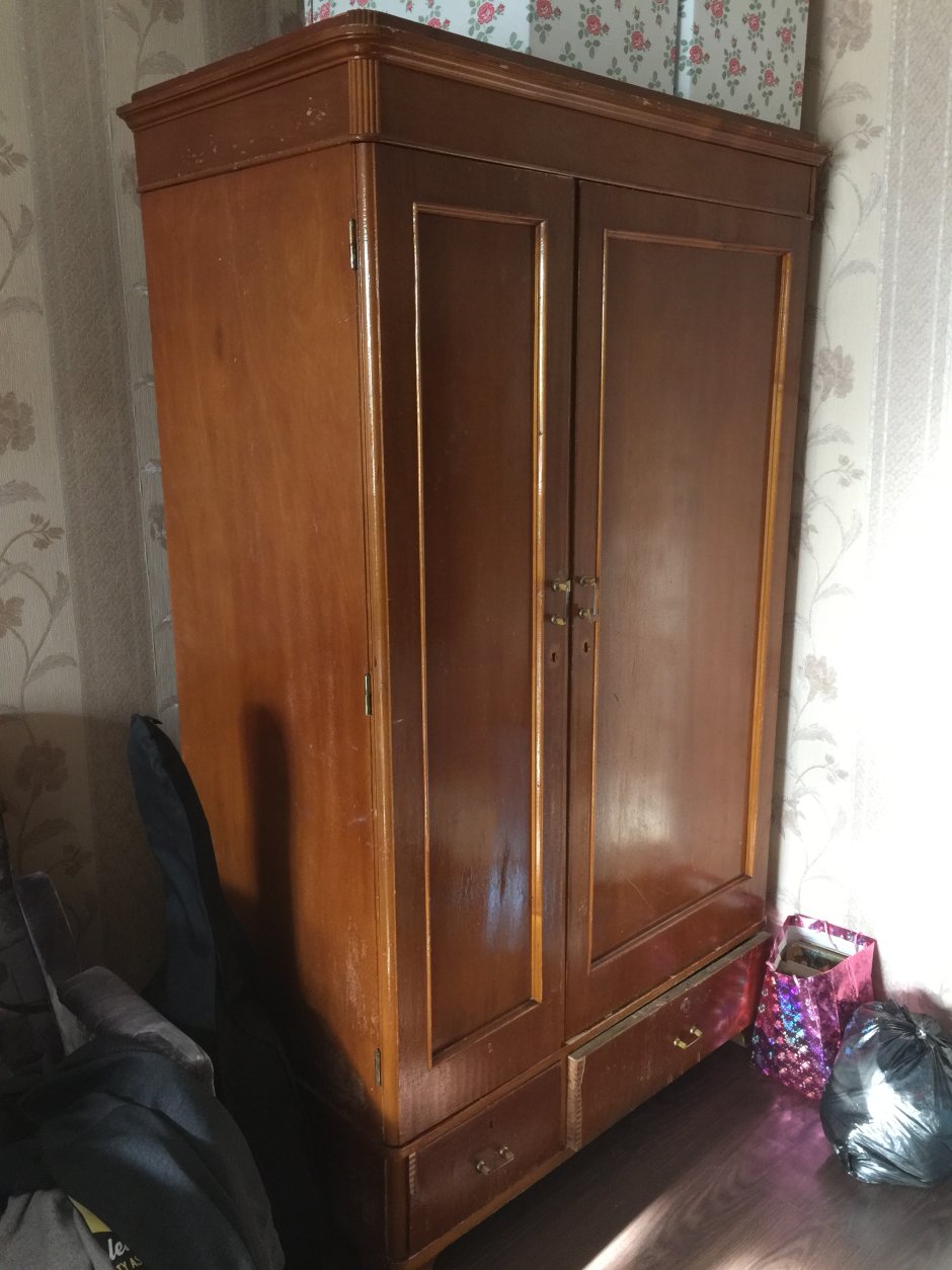 Старинный шкаф в интерьере